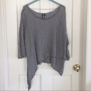 Noblu crinkle top in gray with black seams